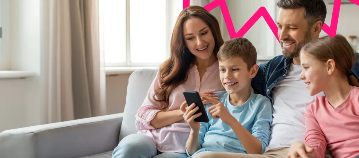 Família inteira usando o Powpay junta no sofá