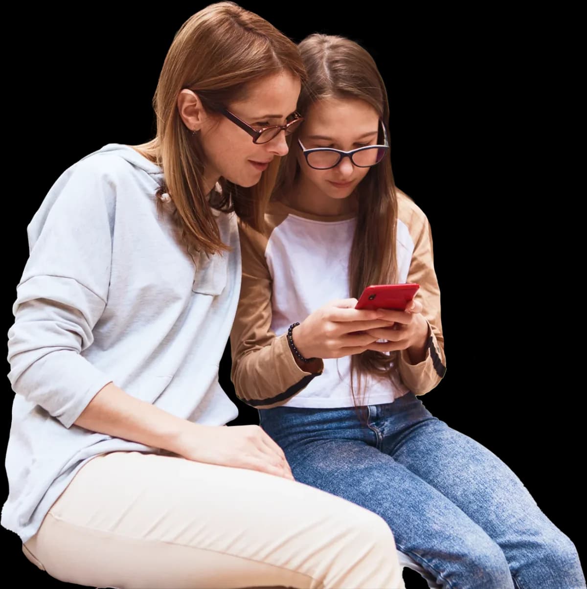 Mãe e filha acompanhando o cartão com segurança no Powpay