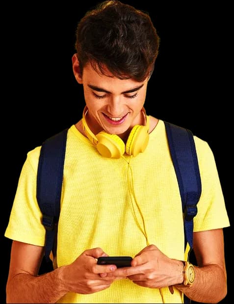Adolescente aprendendo a controlar a própria mesada com o Powpay